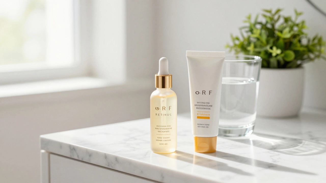 Средства с ретинолом и солнцезащитный крем на светлом столе для ежедневного ухода